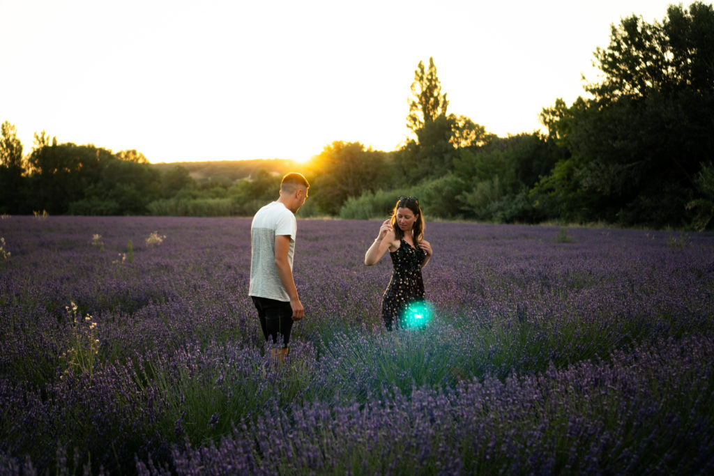 Séance photo de couple dans les champs de lavande en Drôme Provençale
