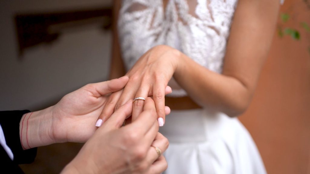 Mariage intimiste elopement, passage de bague au doigt