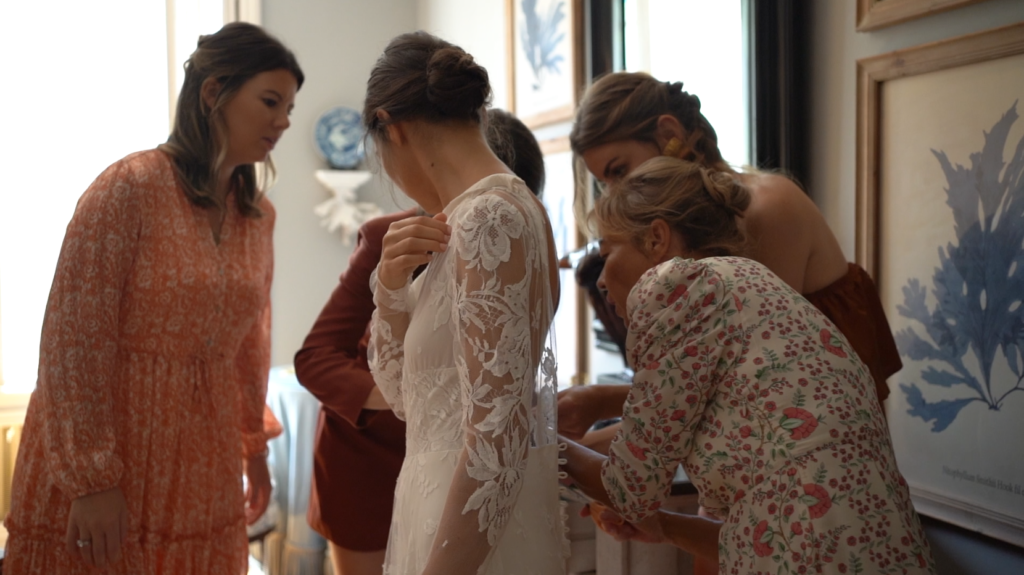 Mariage à la Bastide des Terres à Mirmande dans le Drôme - vidéaste. Préparatif de la mariée entourée de ses témoins