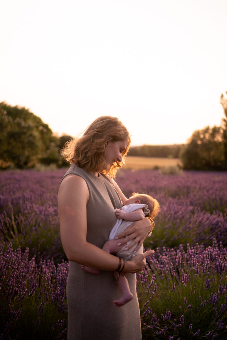 Séance photo - shooting photo - famille avec son nouveau-né - champs de lavande - Drôme Provençale