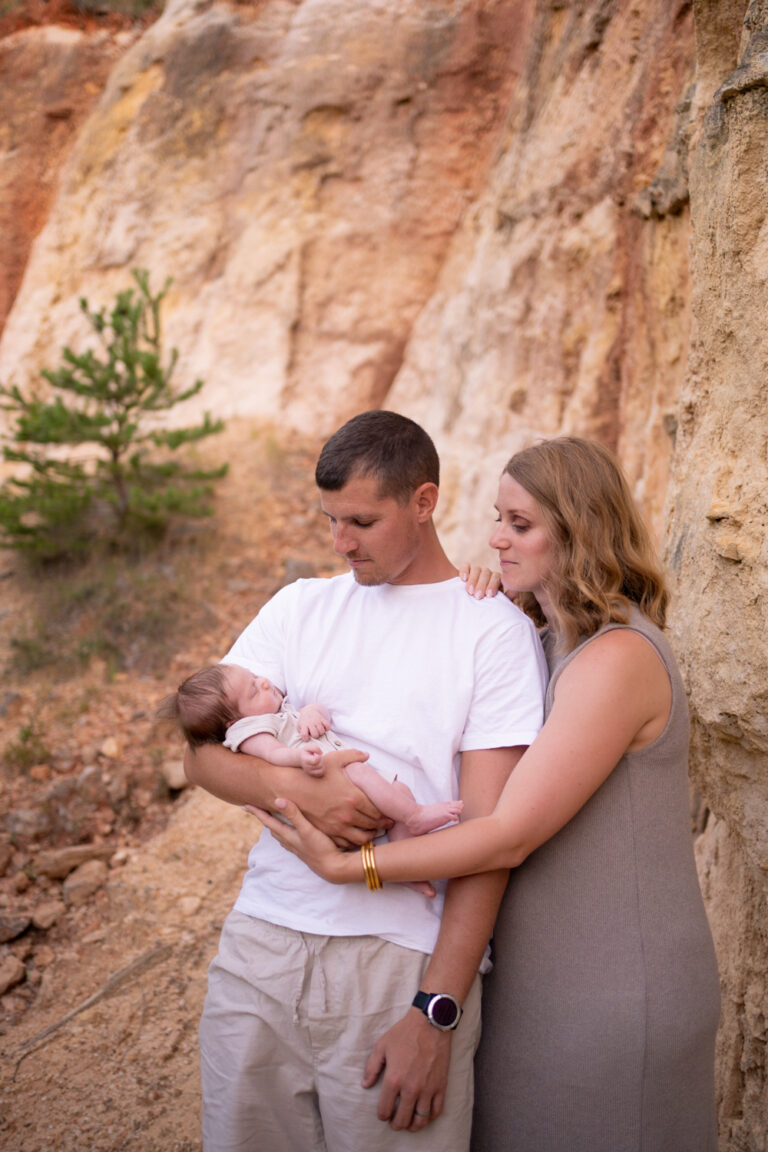 Séance photo - shooting photo - famille avec son nouveau-né - champs de lavande - Drôme Provençale